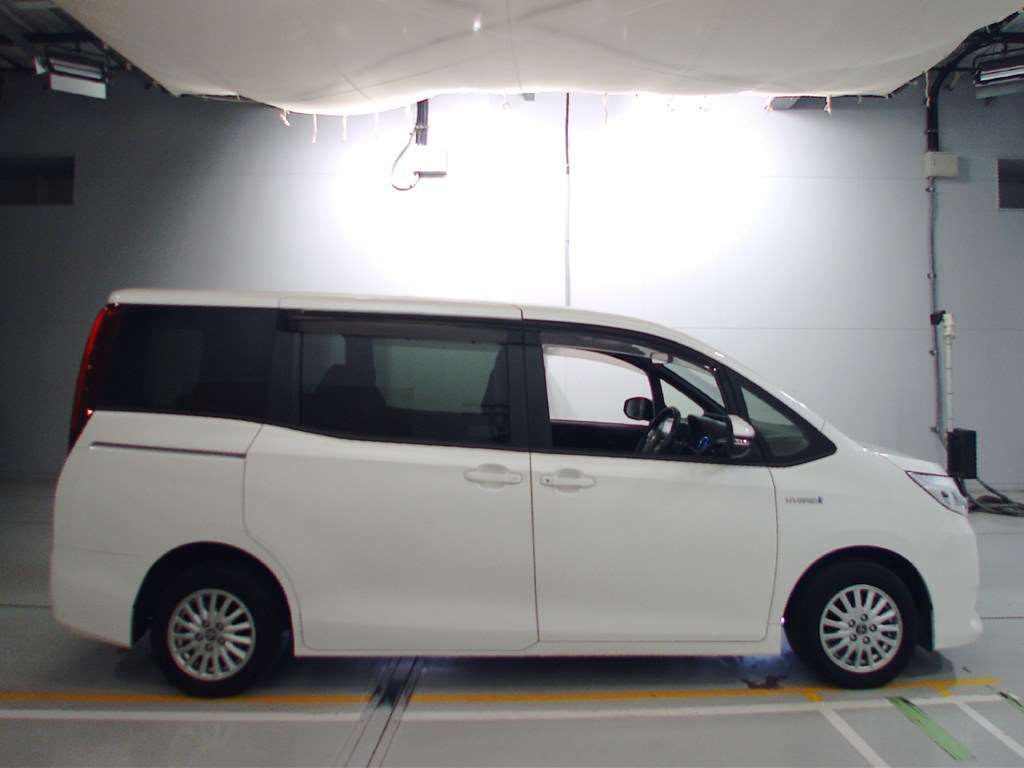 2014 toyota Noah Hybrid